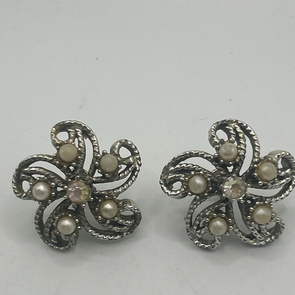 Vtg Silvertone Pinwheel Textured Screwback Faux Pearl Center Rhinestone earrings